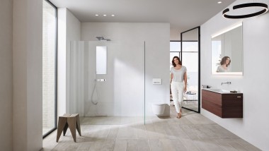 Geberit ONE bathroom with white ceramic appliances and bathroom furniture (© Geberit)