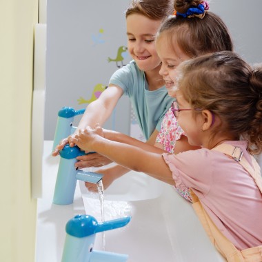 Children playing at the Geberit Bambini play and washspace