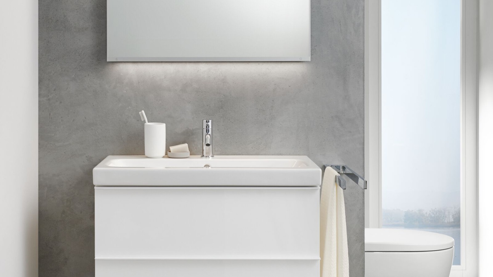Geberit iCon bathroom with washbasin and mirror Geberit iCon bathroom with washbasin and mirror