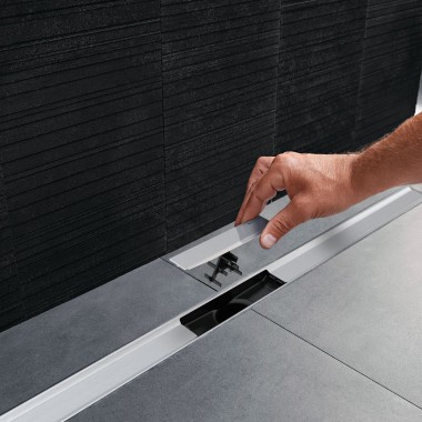 Geberit shower drain from the CleanLine series – comb insert which can be rinsed