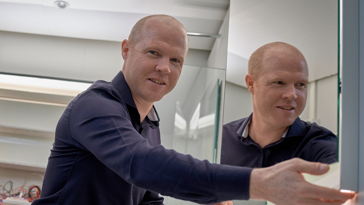 Lighting expert Andreas Janser in the light laboratory at Geberit headquarters in Rapperswil-Jona, Switzerland (© Geberit)