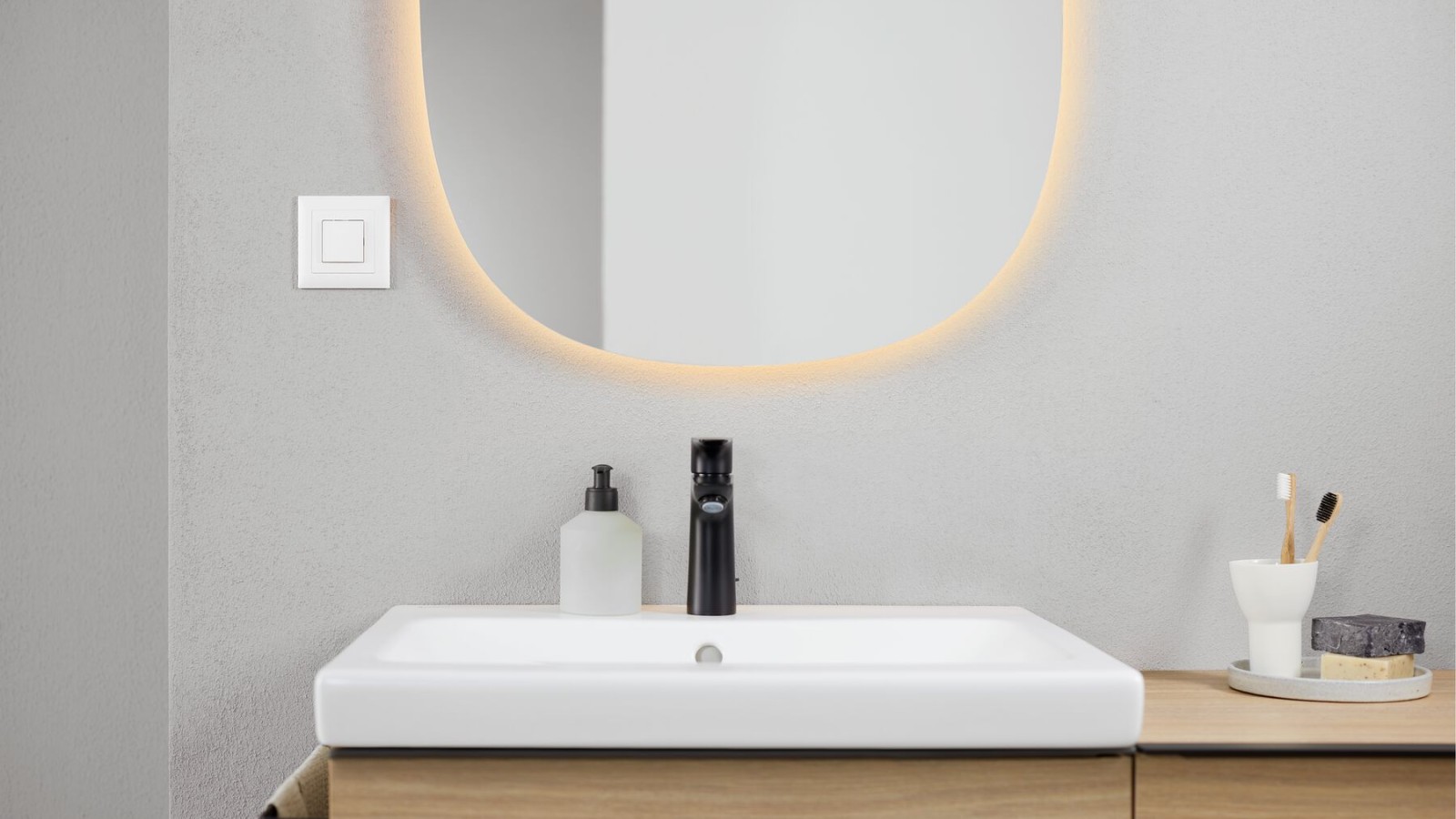 Geberit iCon bathroom with washbasin and Geberit Option oval mirror Geberit iCon bathroom with washbasin and Geberit Option oval mirror