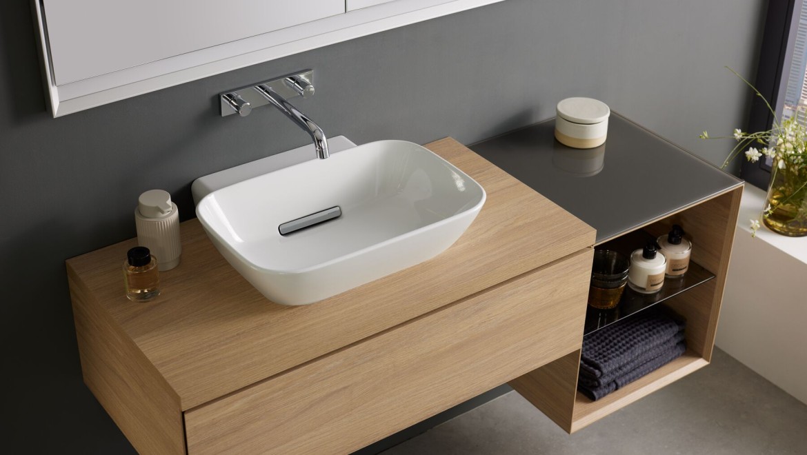 Geberit ONE lay-on washbasin, washbasin cabinet in oak