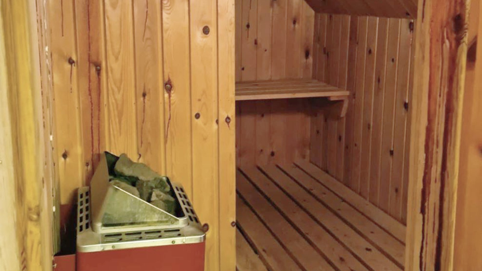 A sauna with a pitched roof (© @triner2 and @strandparken3) A sauna with a pitched roof (© @triner2 and @strandparken3)