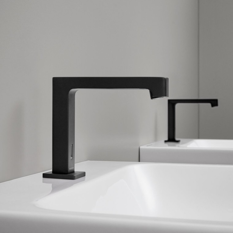Geberit Brenta electronic deck-mounted tap in black matt in a public WC area Geberit Brenta electronic deck-mounted tap in black matt in a public WC area