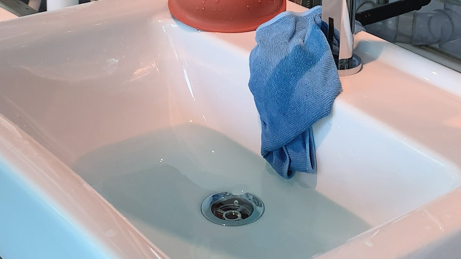 The water drains out of the washbasin The water drains out of the washbasin