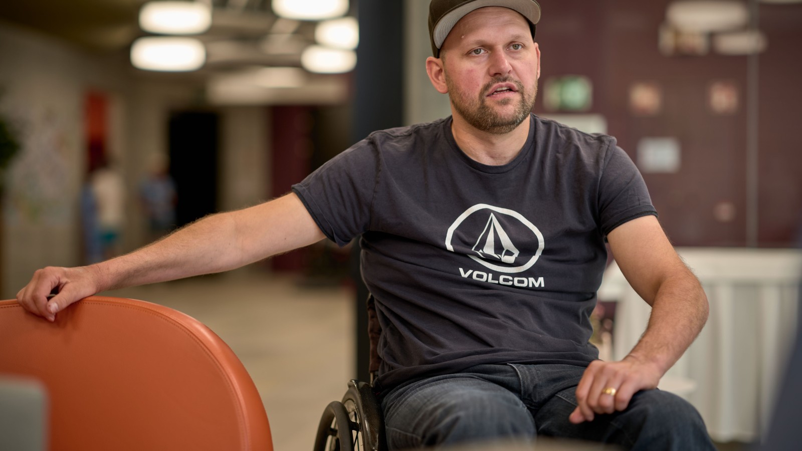 In conversation with Peter Roos at the Swiss Paraplegic Centre in Nottwil (© Ben Huggler)
