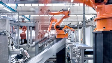 Robot arms on the assembly line in the production hall for Geberit concealed cisterns. (© Geberit)