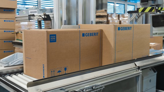 New, smaller packaging (left) for shower toilets in contrast to the old cardboard box (right) (© Julia Dunlop) New, smaller packaging (left) for shower toilets in contrast to the old cardboard box (right) (© Julia Dunlop)