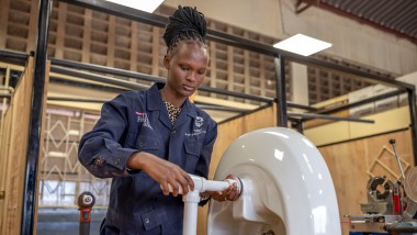 Participant in the vocational training programme of the Hilti Foundation and Geberit in Kenya (© Hilti Foundation) (© Hilti Foundation).