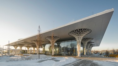 Box in box: The glass cube of the Lublin metropolitan railway station is built into the structure with a roof and openwork columns (© Rafał Chojnacki)