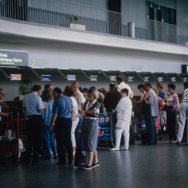 Passengers waiting in the transit area of Terminal A in 1986 (© ETH-Bibliothek Zürich)