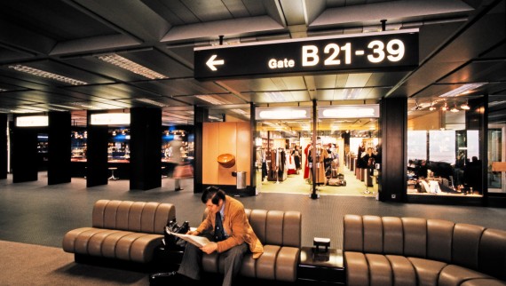 Interior photo from the 1980s of Terminal B at Zurich-Kloten Airport (© ETH-Bibliothek Zürich)