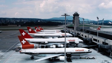 Aircraft of the former Swissair are parked at the dock of Terminal A in Zurich in the 1980s (© ETH-Bibliothek Zürich)