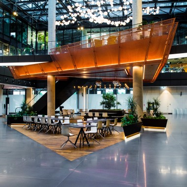 View of the interior of Varso Place: a plaza encased in glass creates a link between office landscape and public space (© Jarosław Kąkol)