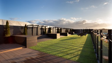 The right place to enjoy noisy summer nights: The roof terrace of the dormitory (© Jaroslaw Kakal/Geberit)