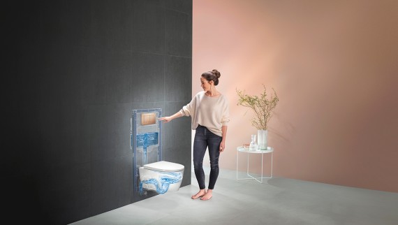Woman actuating the flush of the Geberit WC system (© Geberit) Woman actuating the flush of the Geberit WC system (© Geberit)