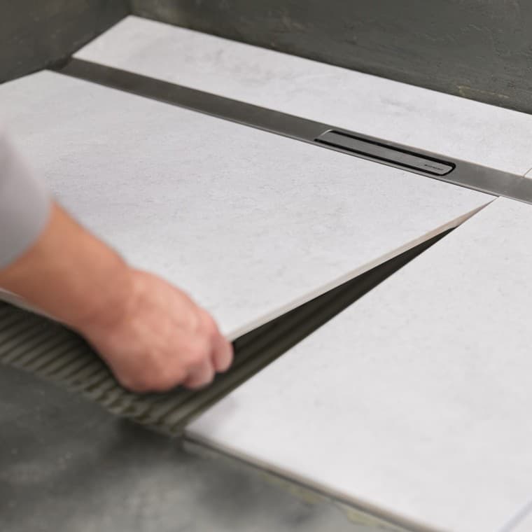 The clawing on the showe channel ensures a secure hold in the floor The clawing on the showe channel ensures a secure hold in the floor