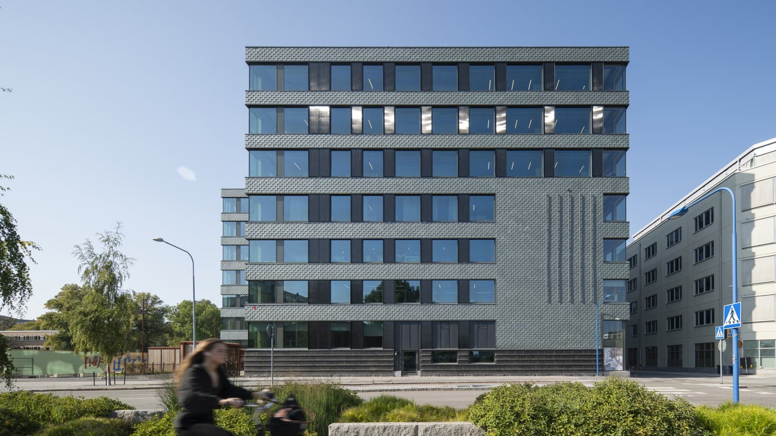 The façade made of slate and integrated solar panels ensures energy efficiency (© baraBild) The façade made of slate and integrated solar panels ensures energy efficiency (© baraBild)