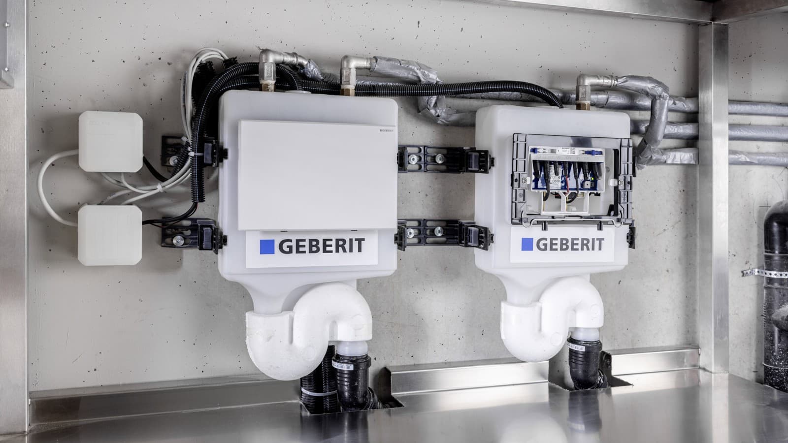 Two Geberit HS50 hygiene flush units ensure drinking water hygiene in the kitchen’s catering area Two Geberit HS50 hygiene flush units ensure drinking water hygiene in the kitchen’s catering area