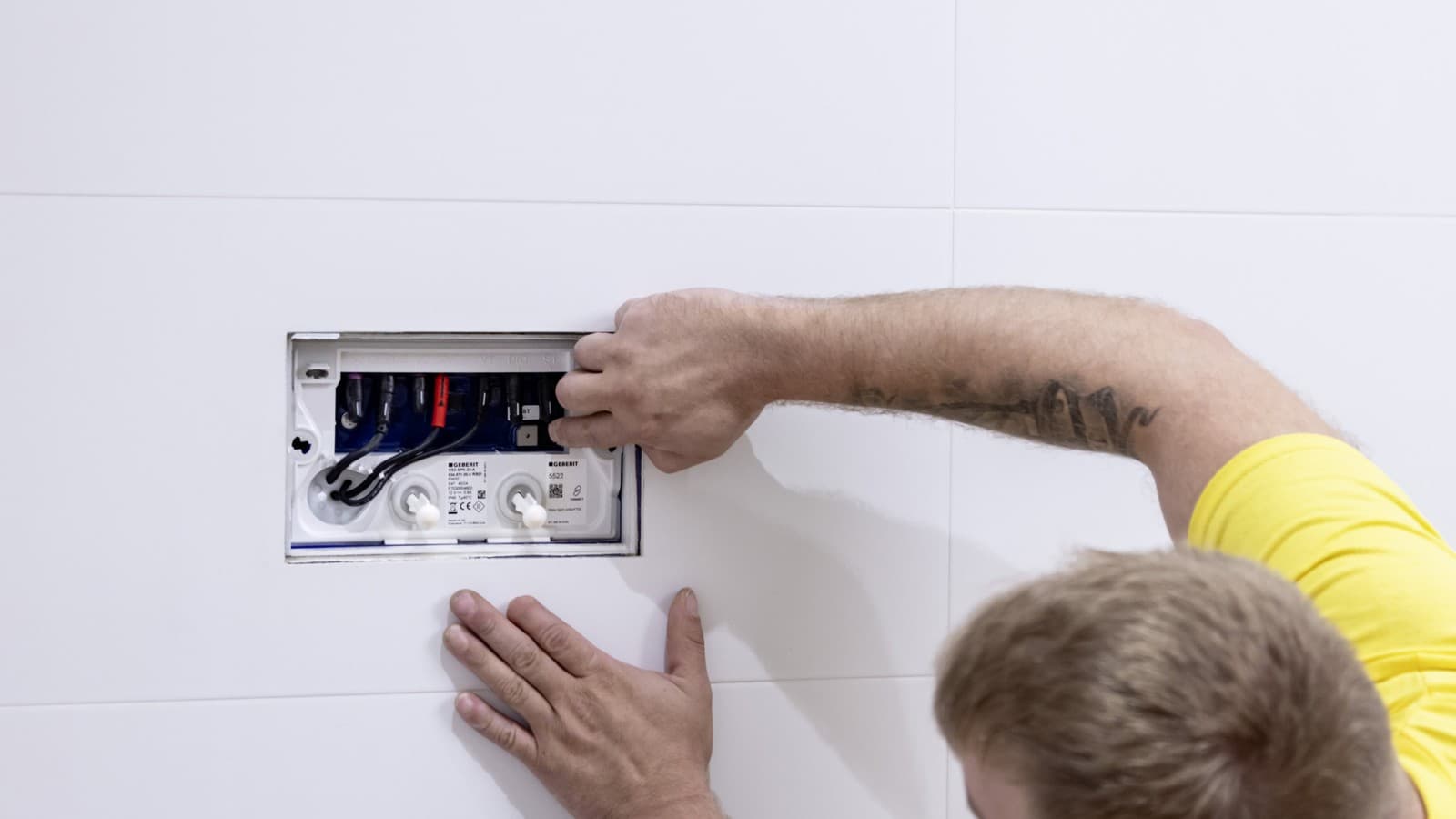 A Geberit HS50 hygiene flush unit was integrated into the concealed cistern at the last point of use in the sanitary area A Geberit HS50 hygiene flush unit was integrated into the concealed cistern at the last point of use in the sanitary area