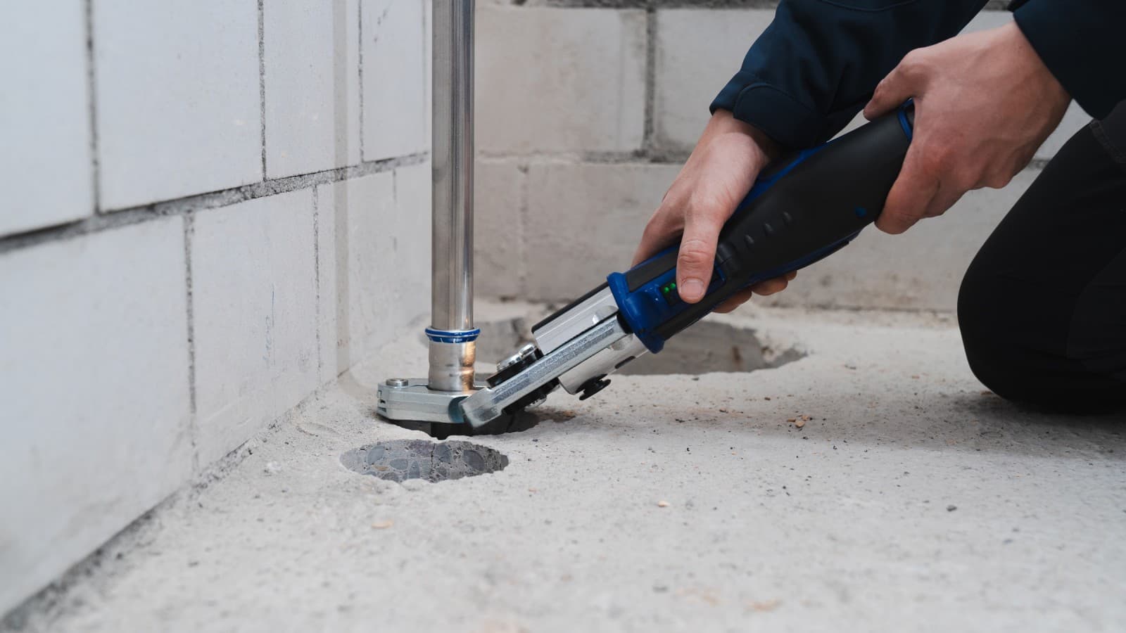 Secure pressing in tight spaces