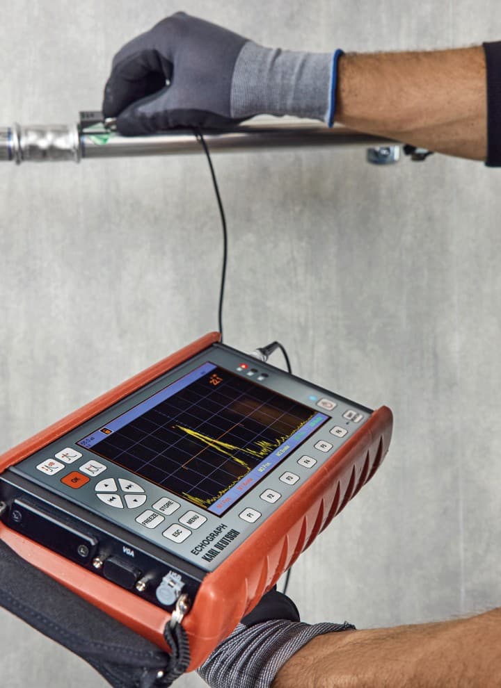 Checking the correct insertion depth with the Geberit EST 5 insertion distance measuring instrument